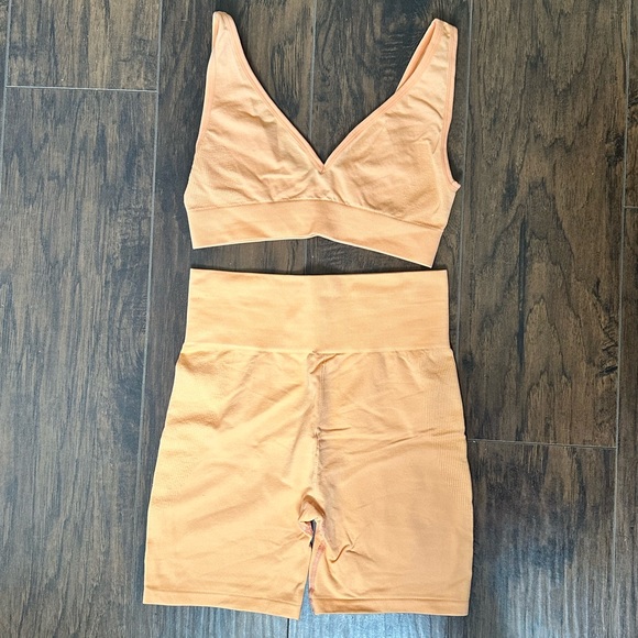 We Wore What - Seamless Biker (small) and V-Neck (medium) in Peach Cobbler - Picture 5 of 10